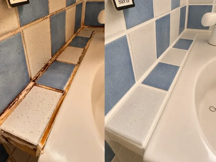 Waschbecken mit blau-weissen Wandfliesen: links braun verfärbte Fugen an der Fliesenablage, rechts weisse Fugen