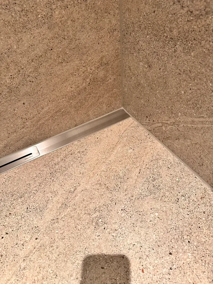 Duschbodenecke mit schmaler Ablaufrinne