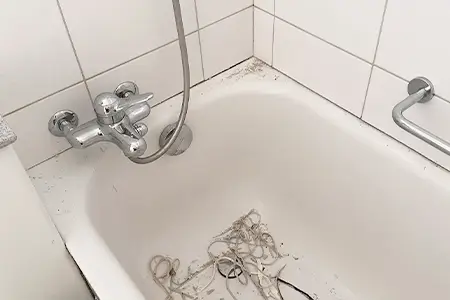Silikonfugen vorher mit schwarze Schimmel