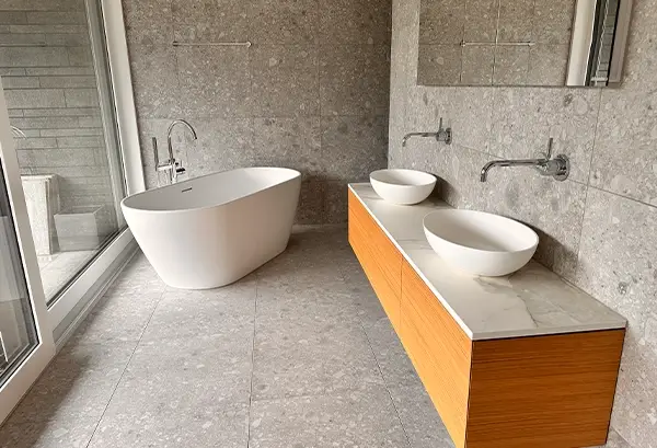 Frisch gezogene, neue Silikonfuge in der Dusche beim Aushärten