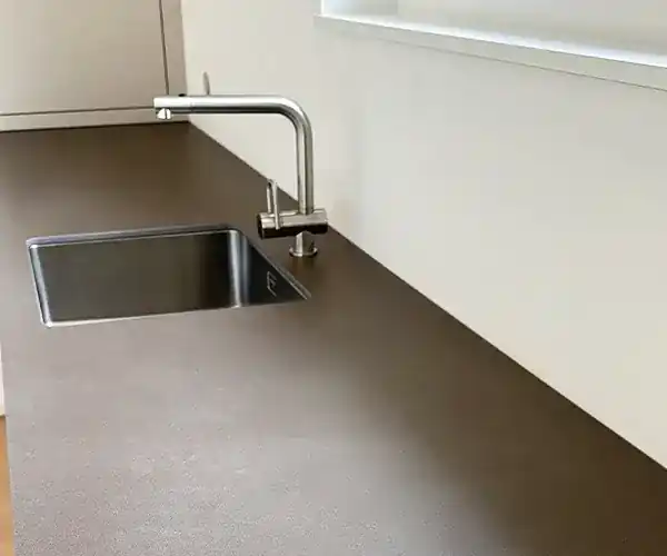 Silikonfugen in der Küche erneuern